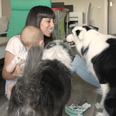 crianza multiespecie mamá con bebé y perros juntos